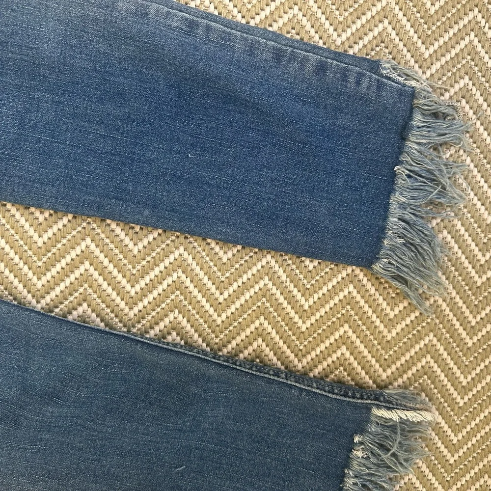 Free People EUC! Sz 27 Cropped Raw Hem/ Frayed ankle Deconstructed Denim Jeans - Picture 7 of 8